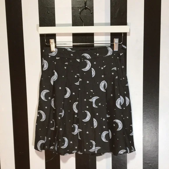 Y2K Hot Topic Celestial Moon & Star Pleated Black Denim Mini Skirt XS 00 0 NWT - Picture 2 of 7